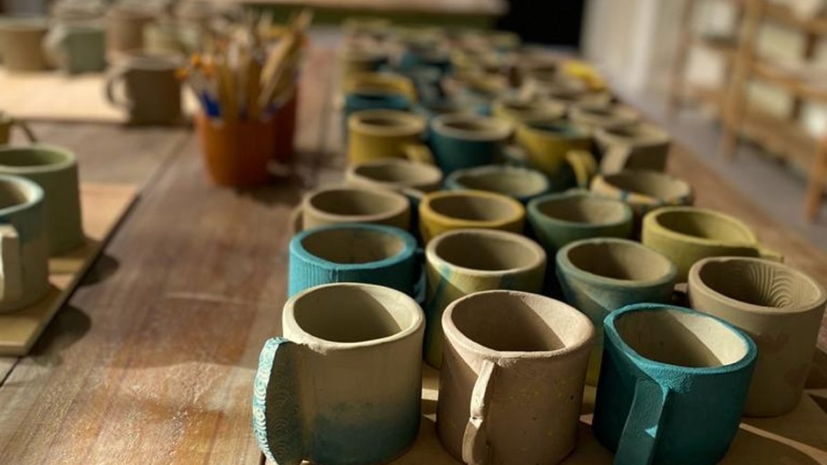 Tazas de cerámica en proceso de secado tras ser modeladas a mano en el taller de LaFANGdanga Badalona.
