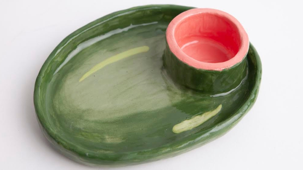 Plato de cerámica esmaltado en verde con cuenco incorporado, diseñado para disfrutar del vermut, creado en el workshop de Cerámica y Vermut en LaFANGdanga Badalona.