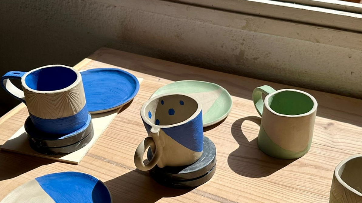 Kit de desayuno de cerámica artesanal con tazas y platos personalizados en LaFANGdanga Badalona.