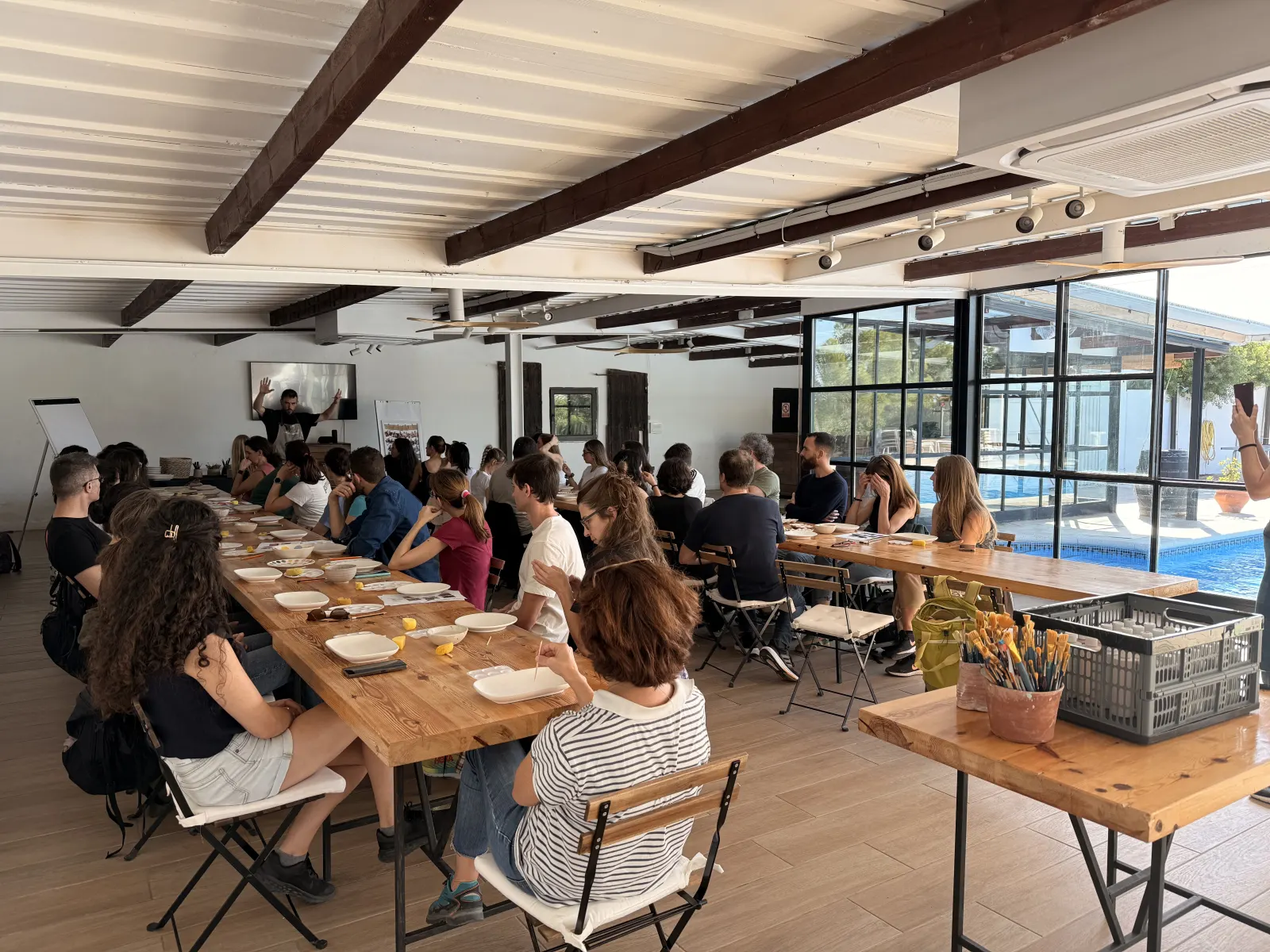 Grupo de empresa en un taller de pintura de cerámica en Barcelona