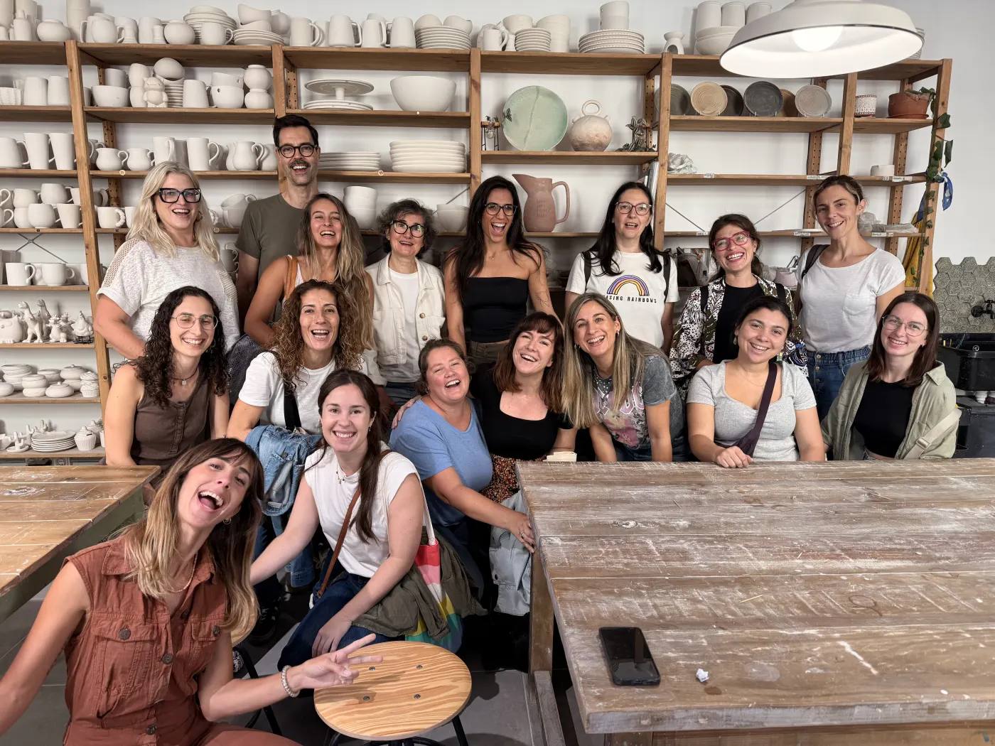 Equipo reunido después de un taller de cerámica para empresas