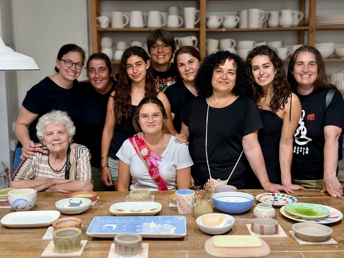 Grupo mostrando sus piezas de cerámica terminadas
