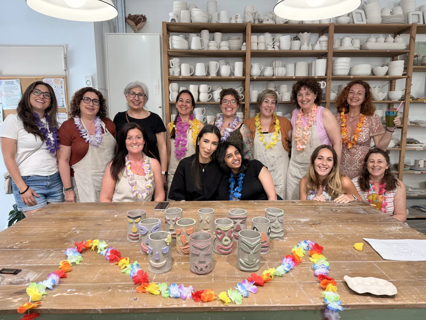 Participantes mostrando piezas de un taller creativo personalizado