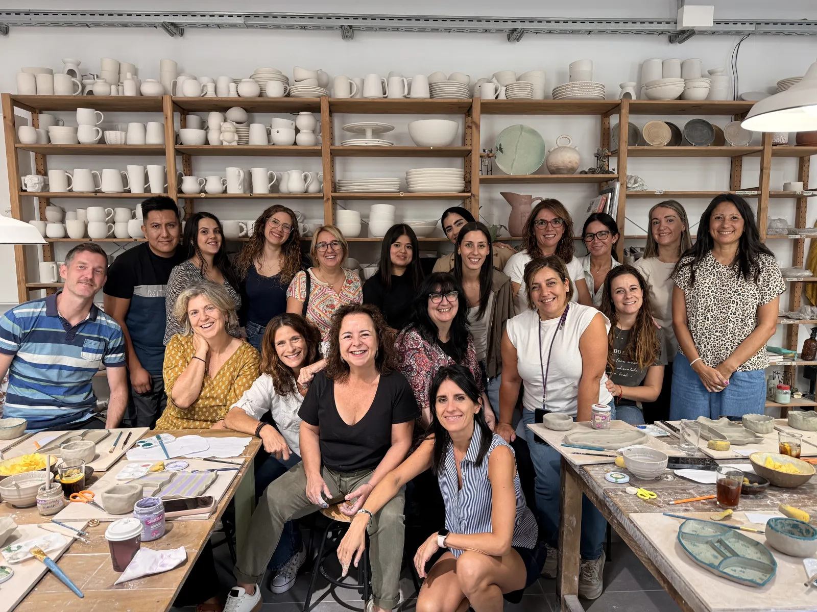 Equipo de empresa en un taller creativo de cerámica de LaFANGdanga
